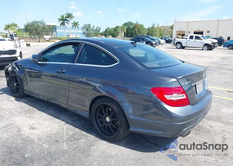 2013 Mercedes-Benz C 250 z USA, uszkodzony, nr VIN WDDGJ4HB6DG067858